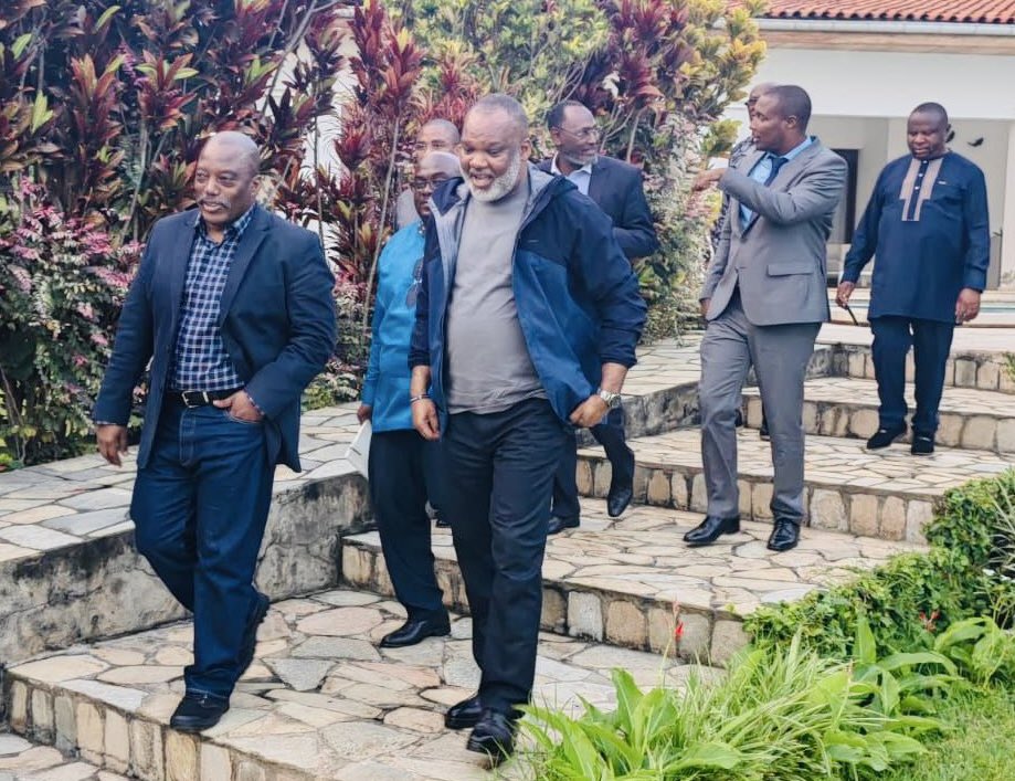 chauffeur243's tweet photo. À tous les idiots de la RDC 🎯  
Kabila est en train de consulter.  
Cela signifie qu'il doit rencontrer tout le monde pour saisir l'essence du problème qui divise certaines personnes par rapport au régime actuel.  
Quand un médecin examine un patient, devient-il automatiquement malade lui aussi ?  
Comment pouvez-vous être aussi naïfs ?  
😂😂😂😂😂😂😂😂😂