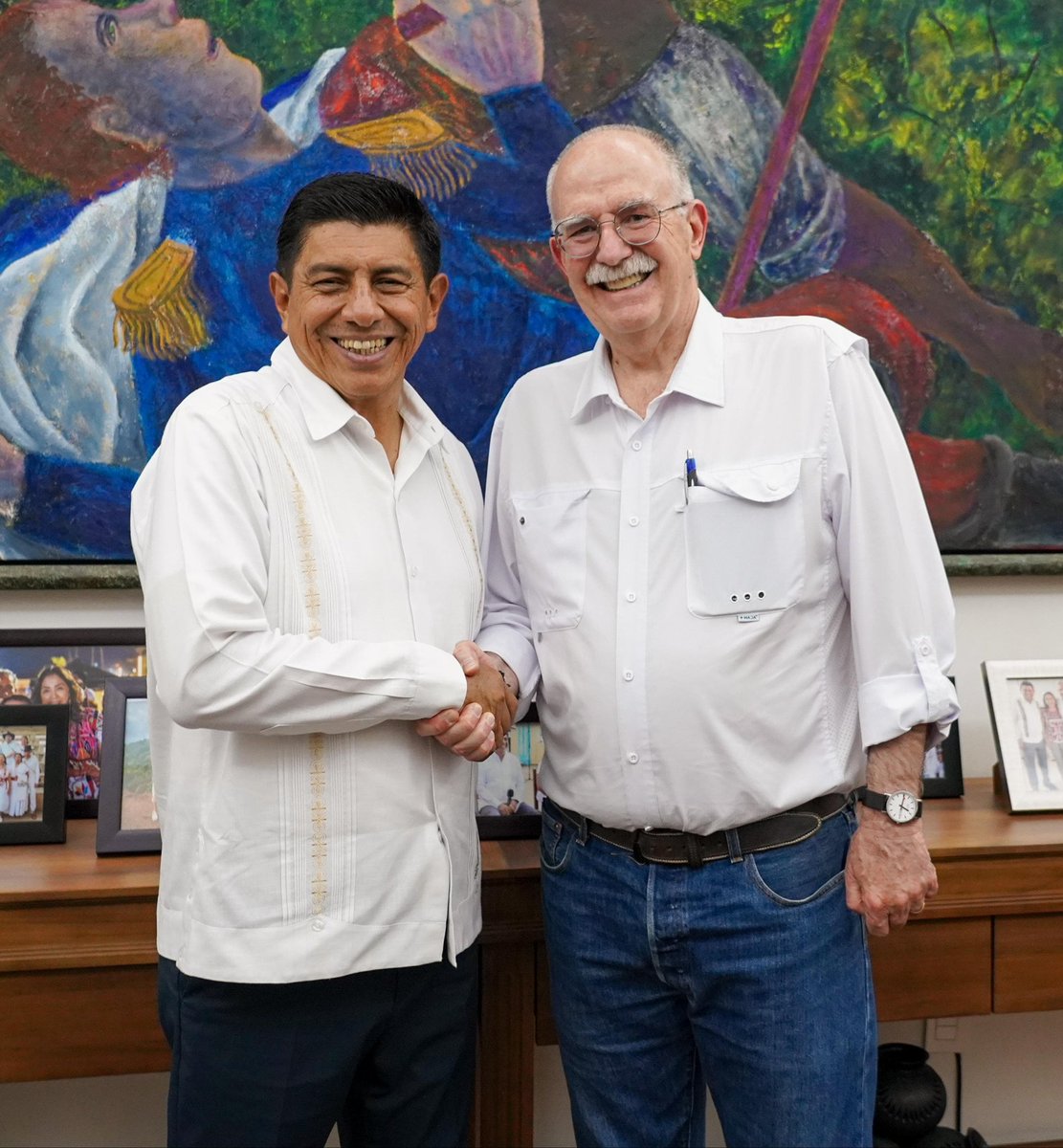 Salomón Jara Cruz (@salomonj) on Twitter photo Es un gusto recibir en Oaxaca al secretario de Agricultura y Desarrollo Rural, Julio Berdegué Sacristán (<a href="/JulioBerdegue/">Julio Berdegué</a>), con quien nos reunimos en la Casa del Pueblo. Con el <a href="/GobiernoMX/">Gobierno de México</a>, estamos avanzando para fortalecer el campo oaxaqueño y la autosuficiencia alimentaria. Es un gusto recibir en Oaxaca al secretario de Agricultura y Desarrollo Rural, Julio Berdegué Sacristán (<a href="/JulioBerdegue/">Julio Berdegué</a>), con quien nos reunimos en la Casa del Pueblo. Con el <a href="/GobiernoMX/">Gobierno de México</a>, estamos avanzando para fortalecer el campo oaxaqueño y la autosuficiencia alimentaria.