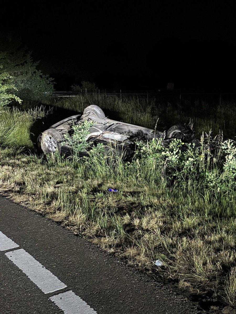 Auto over de kop op afrit Leende, bestuurder meegenomen voor onderzoek