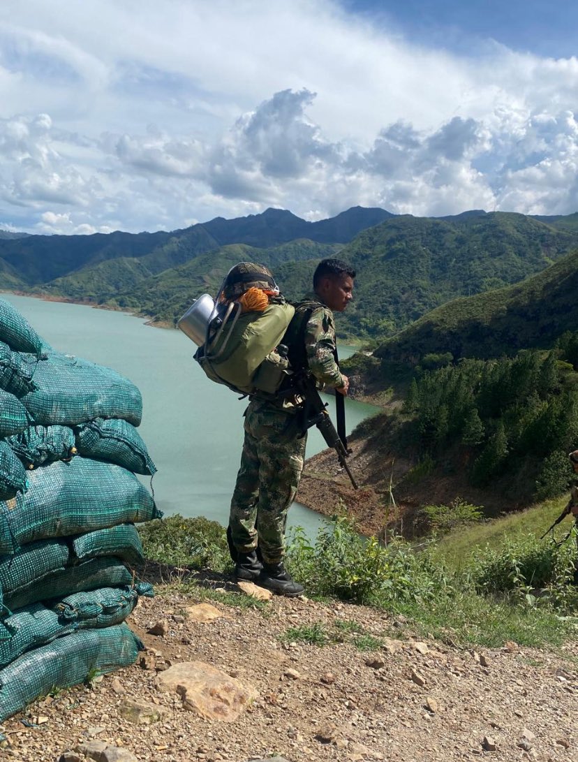 En el gobierno de Iván Duque, un soldado regular que prestaba servicio militar obligatorio y arriesgaba su vida por Colombia, recibía apenas $117.000 mensuales en 2020. En 2021, su bonificación subió a $149.000, y hasta agosto de 2022 apenas llegaba a $220.000 a máximo $250.000,