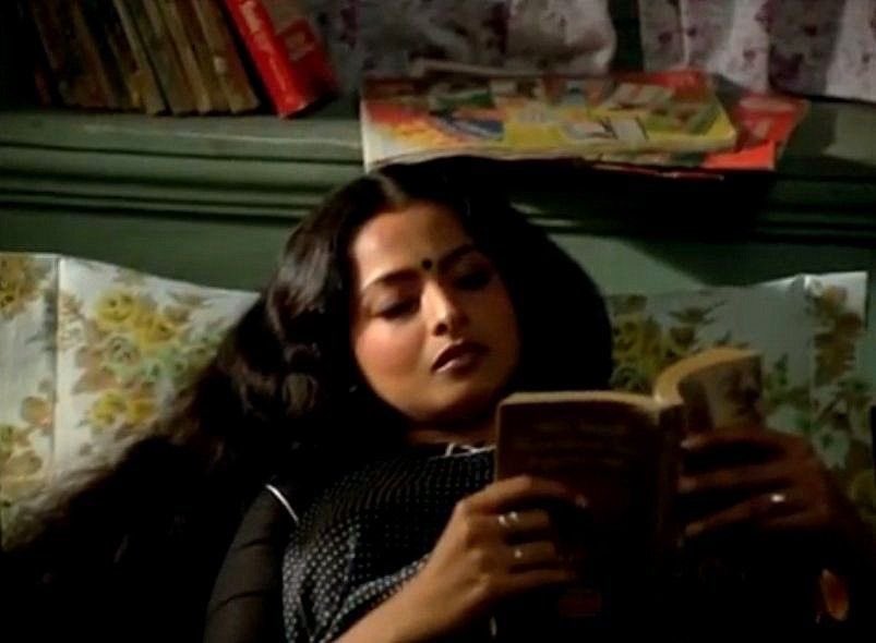 flyestdesi's tweet photo. the art of reading https://t.co/M5aiNOWT4d