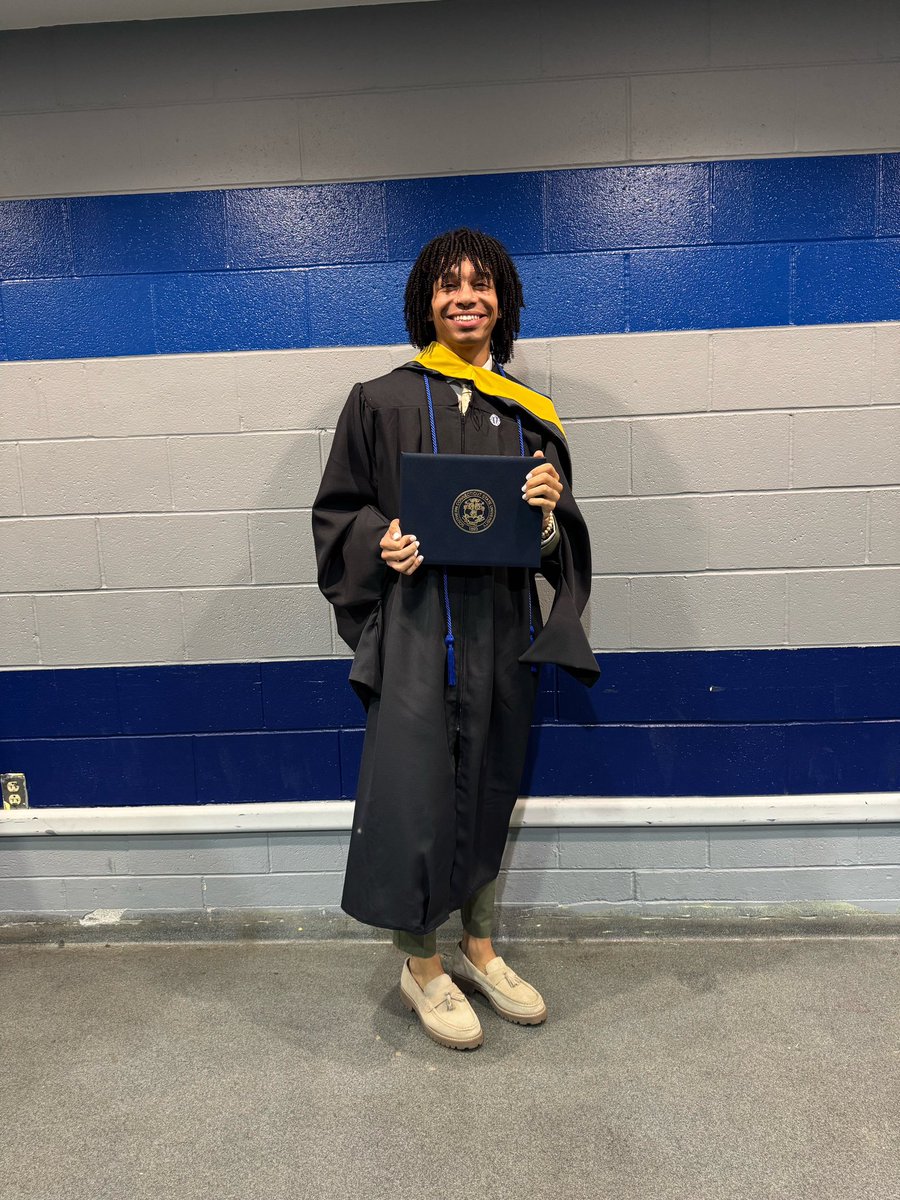mikylemyerz's tweet photo. master of social work degree obtained,
adding to the 4% of black men in the mental health profession. 

see y’all in therapy ;) https://t.co/LwBE6axRtl