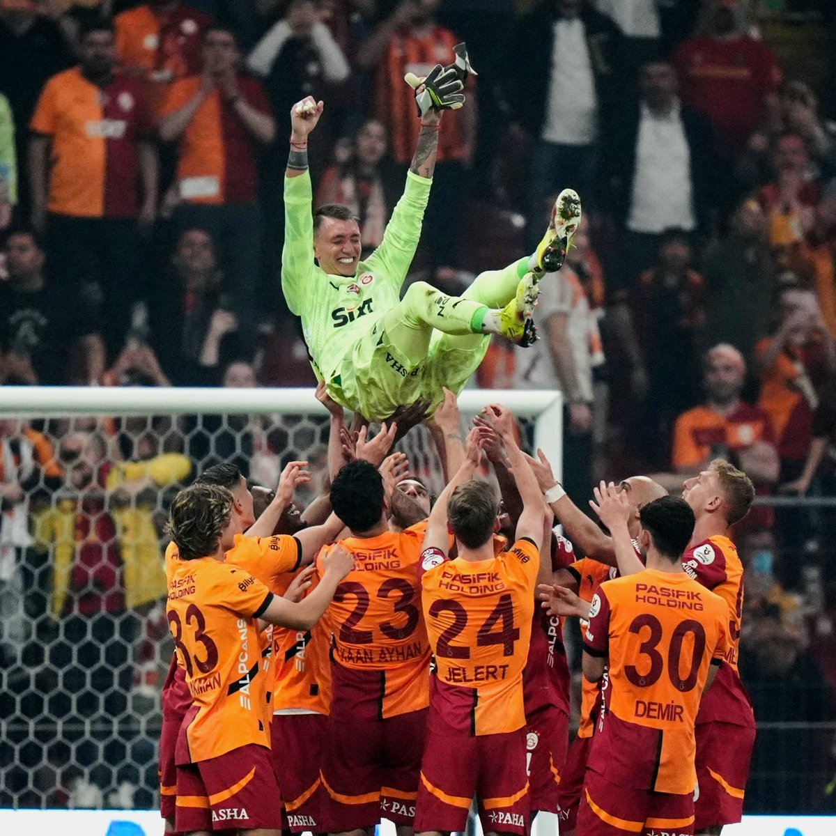 ultrAslan (@ultraslan) on Twitter photo HAK EDENE, HAK ETTİĞİ GİBİ...
BİR GALATASARAY EFSANESİ, SAHADAN OMUZLARDA UĞURLANDI...
FERNANDO MUSLERA! <a href="/1_Muslera_25/">Fernando Muslera</a>
#ultrAslan HAK EDENE, HAK ETTİĞİ GİBİ...
BİR GALATASARAY EFSANESİ, SAHADAN OMUZLARDA UĞURLANDI...
FERNANDO MUSLERA! <a href="/1_Muslera_25/">Fernando Muslera</a>
#ultrAslan