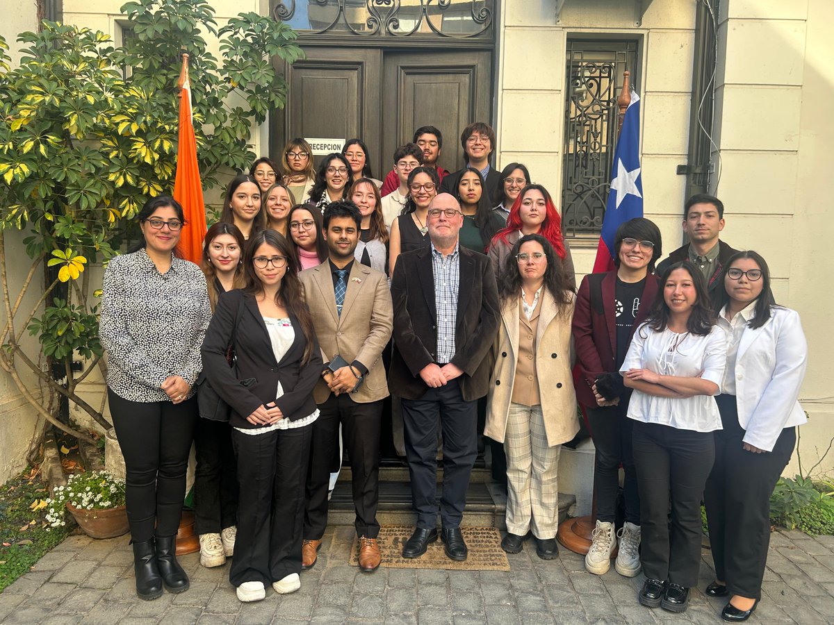 India in Chile (@indiainchile) on Twitter photo The Embassy of India in Santiago was honoured to interact with students from the University of Santiago de Chile (USACH) <a href="/usach/">Universidad de Santiago de Chile</a> for a special session on "Mahatma Gandhi and His Contribution to Peace."
The talk explored Gandhiji’s enduring legacy—his philosophy of non-violence The Embassy of India in Santiago was honoured to interact with students from the University of Santiago de Chile (USACH) <a href="/usach/">Universidad de Santiago de Chile</a> for a special session on "Mahatma Gandhi and His Contribution to Peace."
The talk explored Gandhiji’s enduring legacy—his philosophy of non-violence
