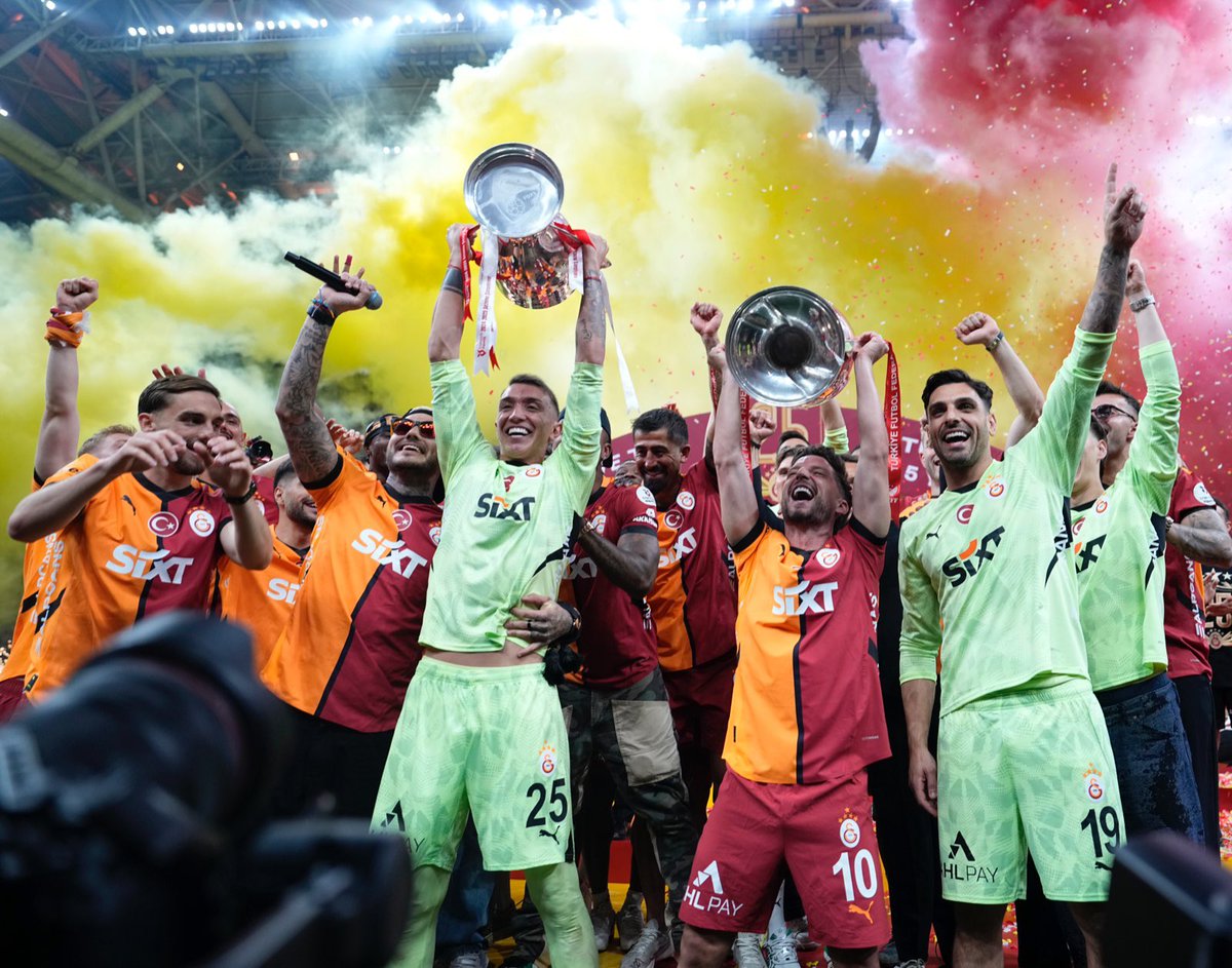 Kupalarımız Muslera ve Mertens’in ellerinde! 💛❤️