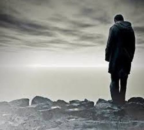 لِـسايا جُـوه الأسئلة حَـاير ،
سَاير على درب الوجع والشوق.

والليل طحنى كيف حَجَر داير 
كِيف الوصال وانت اللى عالى وفوق.

دبلانه روحى والقُليب فاير ،
واللى يصيبه السهم مش بيفوق.

جرح اللى غـابوا ياعليـل غَاير ،
واللى استهان بالبُعد يوم هيدوق.

؛✍️