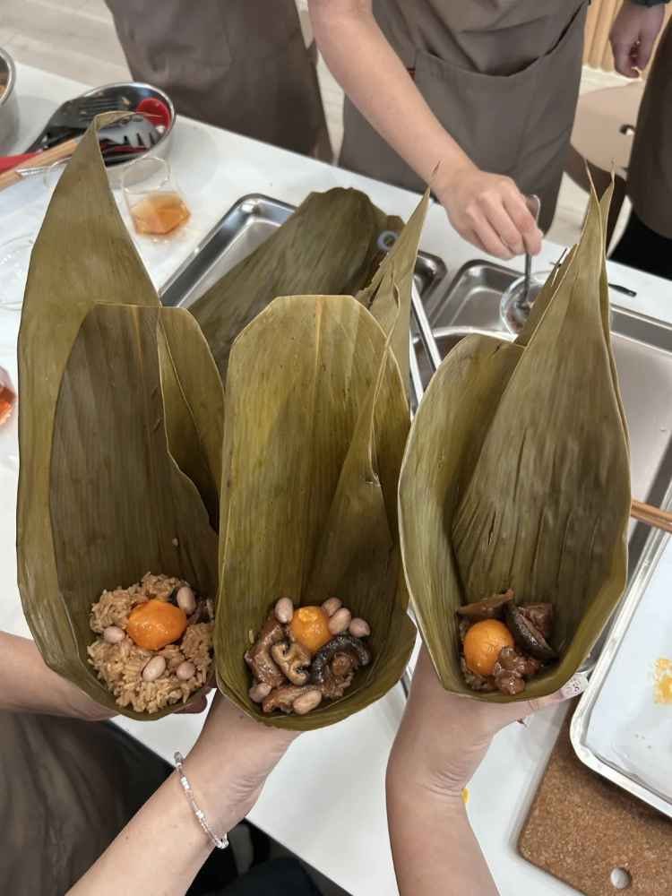 今年の端午節はちまきを包むことを習います。自分で包んだものを食べることができます。楽しかったですよ!