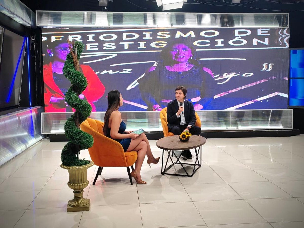 📍Gira de Medios | El Director Ejecutivo del CLAEP, Juan David Bernal, visitó la Universidad Franz Tamayo en La Paz para entregar los premios del 3er Reconocimiento al Periodismo de Investigación Franz Tamayo. 🏆📰