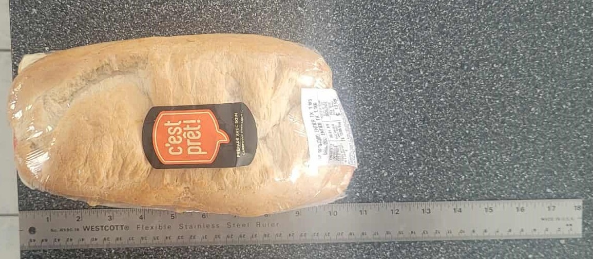 marcogilbert196's tweet photo. @IGAQC IGA qui annonce dans sa circulaire un sandwich Dagwood de 14 pouces.  En fait le sandwich ne mesure même pas 11 pouces.  Et pour la garniture ben c'est comme n'importe quelle pub, la réalité est bien décevante. https://t.co/qRuIQchB6u