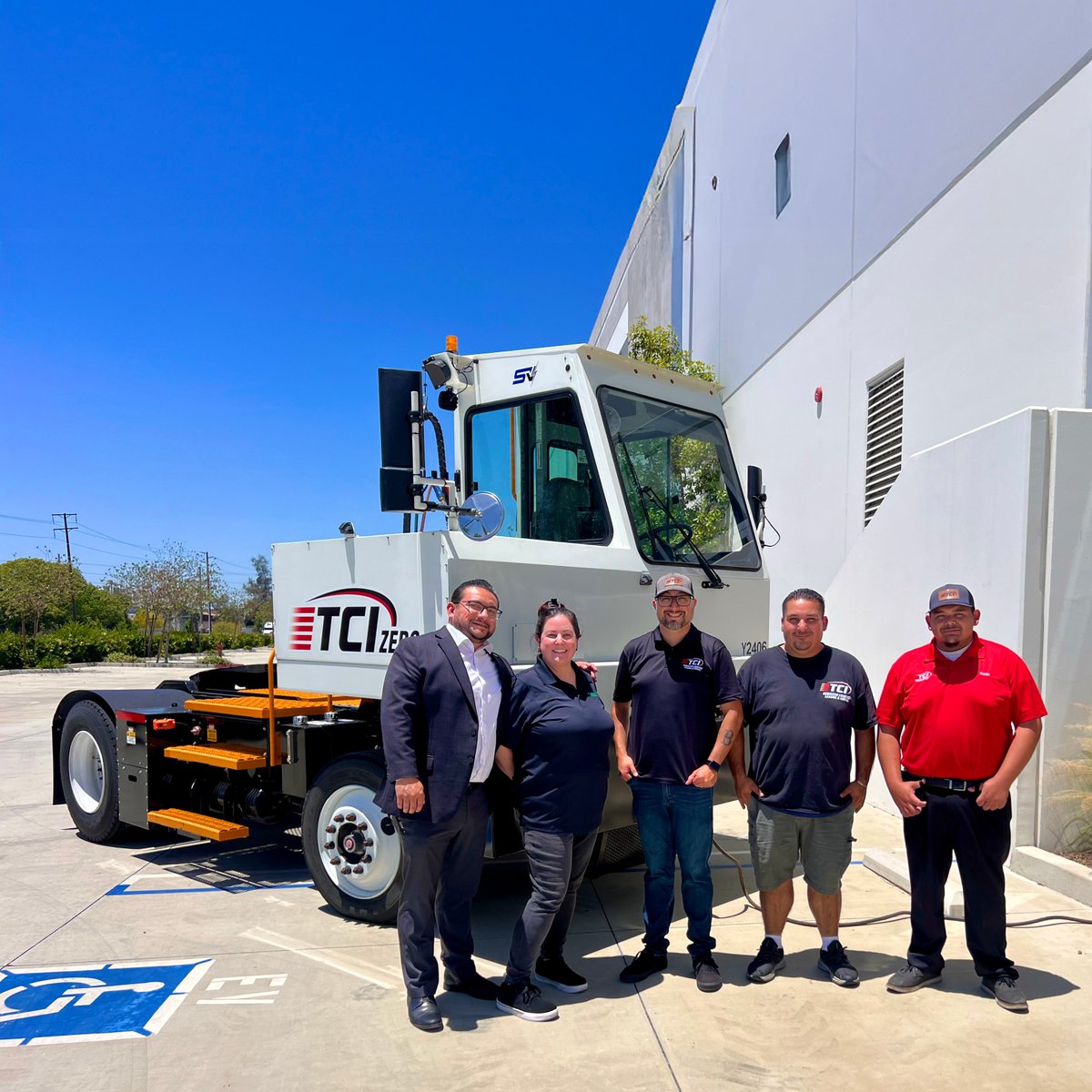 tci_leasing's tweet image. Another electrifying week at TCI! ⚡ We're proud to support our customers' sustainability goals & compliance needs with Lonestar EV yard trucks. Each delivery helps mitigate WAIRE obligation for California’s warehouse action plan.
Schedule a consultation: go.tcitransportation.com/4kmCZ7s