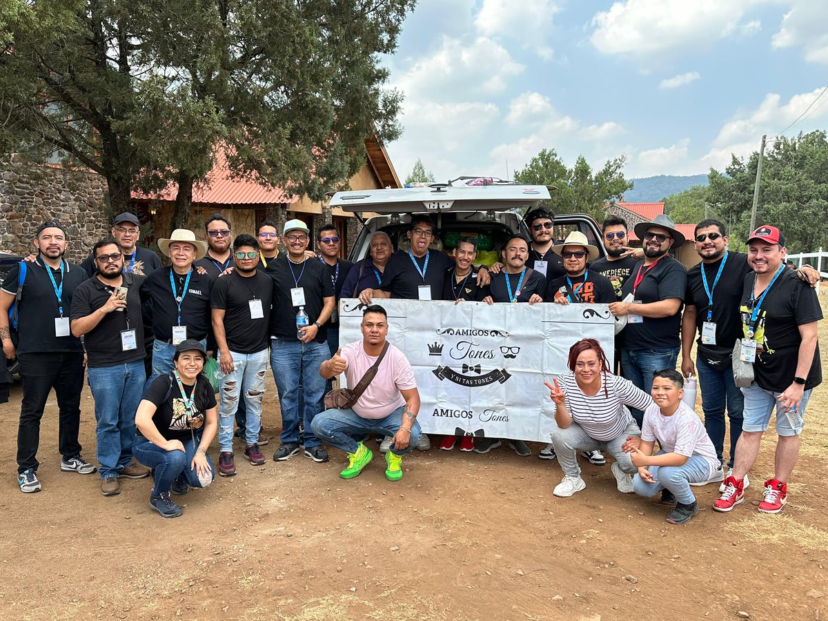 tan_tones's tweet photo. El sábado pasado asistimos a #HuascaDeOcampo al #albergue de Los Peluditos DE AndanyCris a dejar el donativo que juntamos gracias a #todos ustedes #adopta #tones #amigosgay #lgbt #pride https://t.co/JG2NMCoXG4