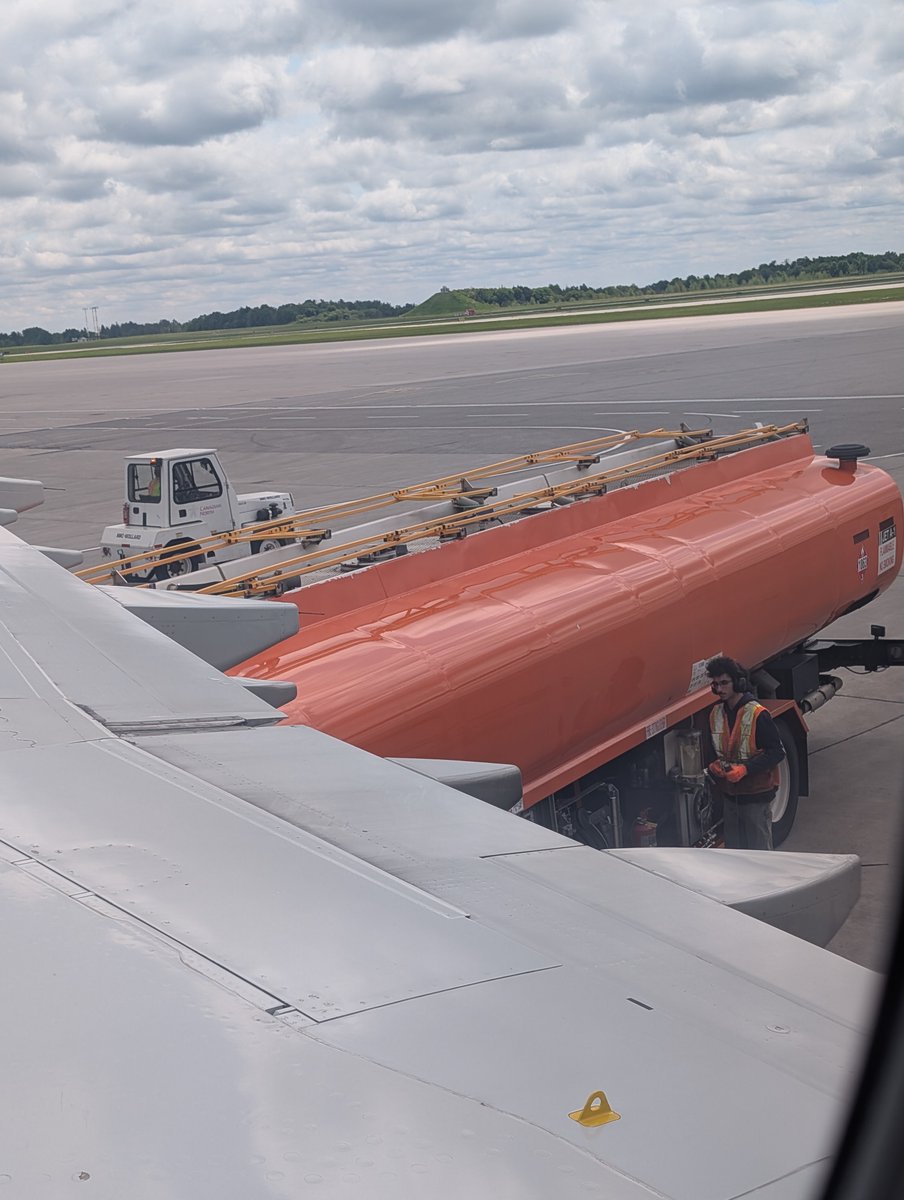 BizCouncilBC's tweet image. It doesn’t matter if you’re filling your car, lawnmower, or, in this case, an airplane, BCBC member @Shell Canada has been keeping Canadians topped up since 1911. Shell Aviation provides 1.7 billion litres of high-quality fuel annually across the country. Thanks for the fill,…