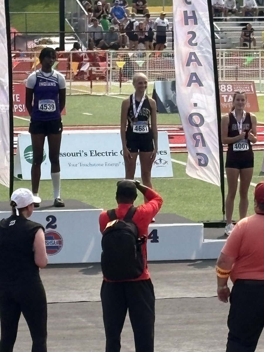 Aubrey Snapp finishes her Sophomore season placing 4th at the State Track Meet!