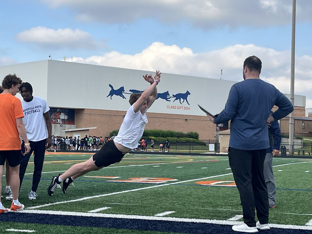 FinnBretag18's tweet image. “Results come to those who prepare when no one is watching.” Combine week. Locked in for long game 
📍 40 4.55 HT | Shuttle 4.06 | Vert 33” | Broad 9’6”
📍 Pwr Clean 295×2 | Bench 275x3 | Squat 425x3 | Dead 455x3

@HuskieFB @HuskieStrength @EDGYTIM @MajorSportsIL @PowerAthleteHQ