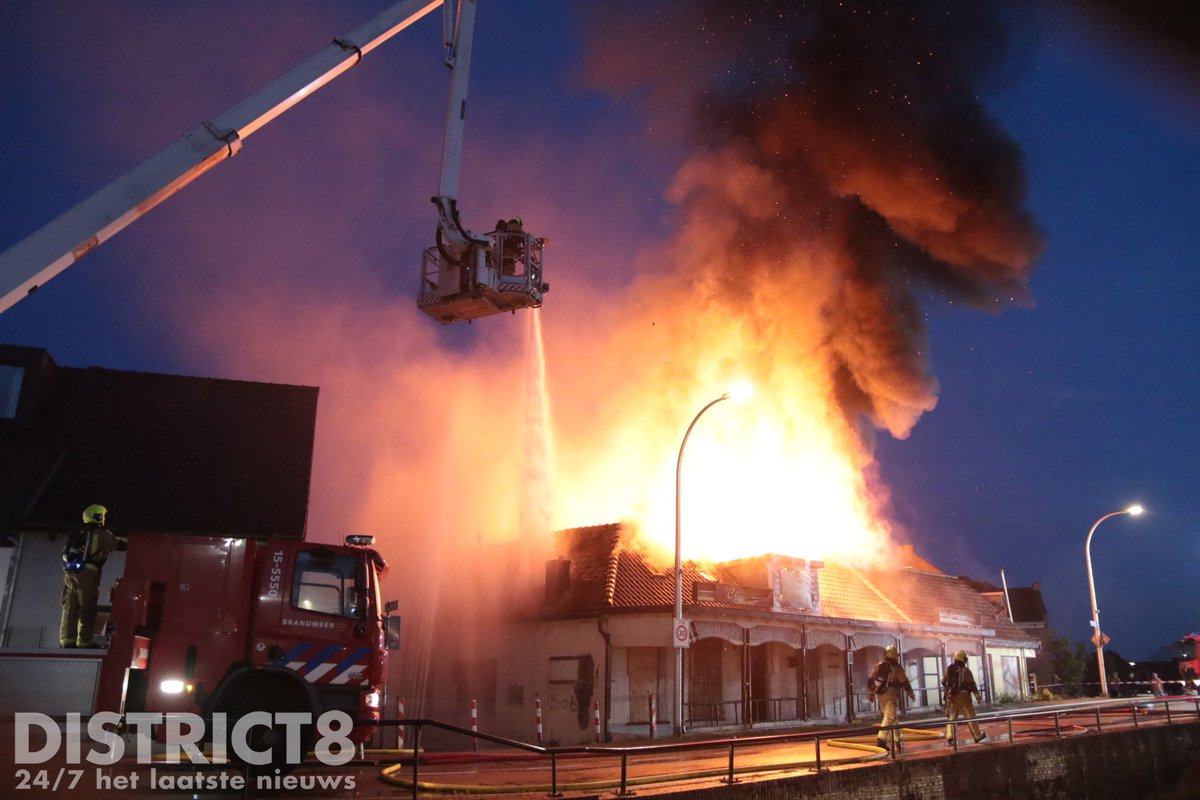 Grote brand verwoest leegstaand café aan Hoornseweg in Den Hoorn