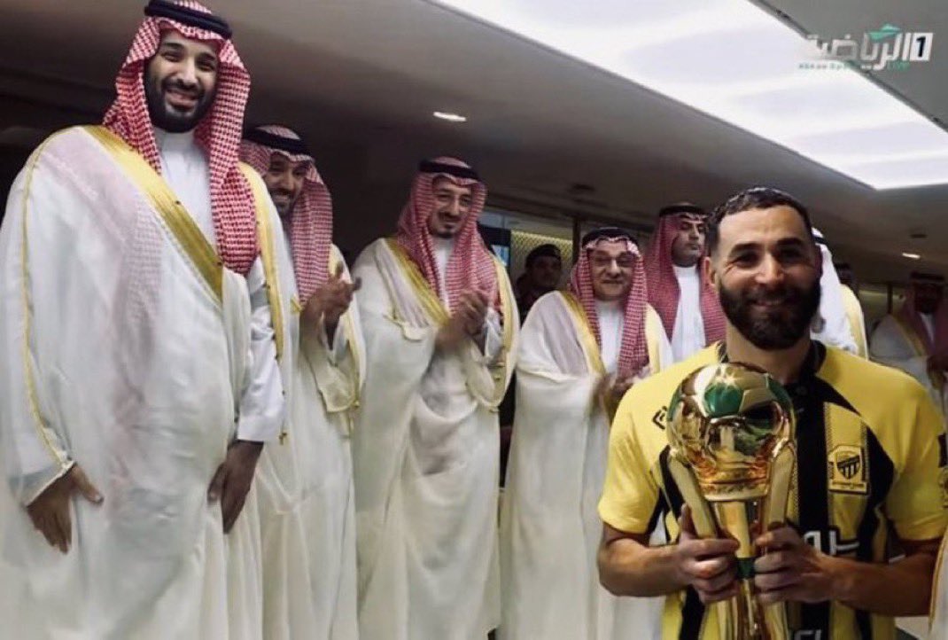 تاريخنا انت اللي شاهد احنا صافحنا كل الملوك 🏆🤩
ألففف مبرروووك جماهير الذهب 💛🖤
الحمدلله الحمدلله