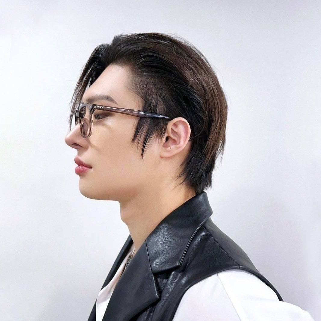 There is no way to contact Suga or any member of BTS except through Weverse (free app), twitter or instagram that I know of.
How to chat with Suga