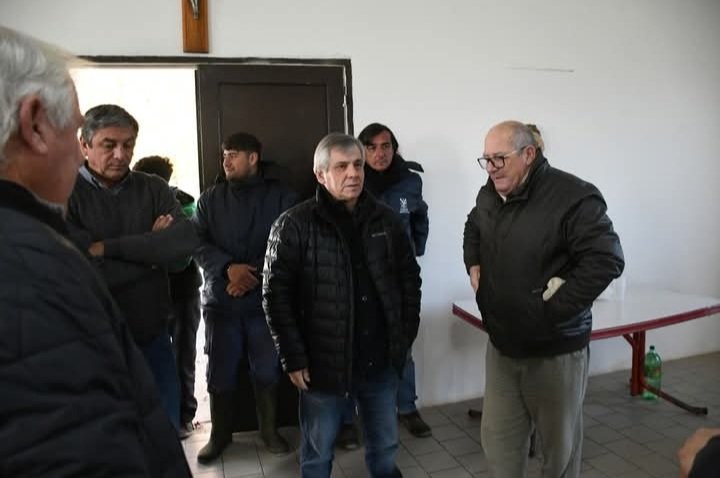 URIELTELLO5's tweet photo. Gran alegría hoy en nuestra localidad Emilio Ayarza.  Inauguración y  bendición cielo razo Capilla junto al padre Oscar , @BritosGuillermo @EzequielPinotti https://t.co/RE5xZKabDQ