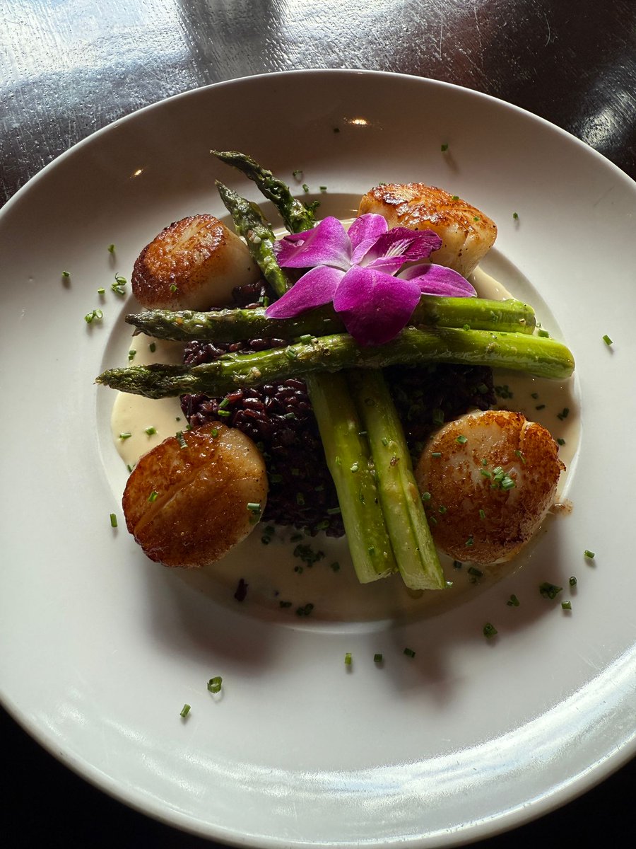 Perfection on a plate ~

Pan seared scallops with purple rice, sauteêd asparagus, and savory lemon buerre blanc!

Chef Paige has outdone himself; come dine with us this weekend! 🍷
#sohoatlanta