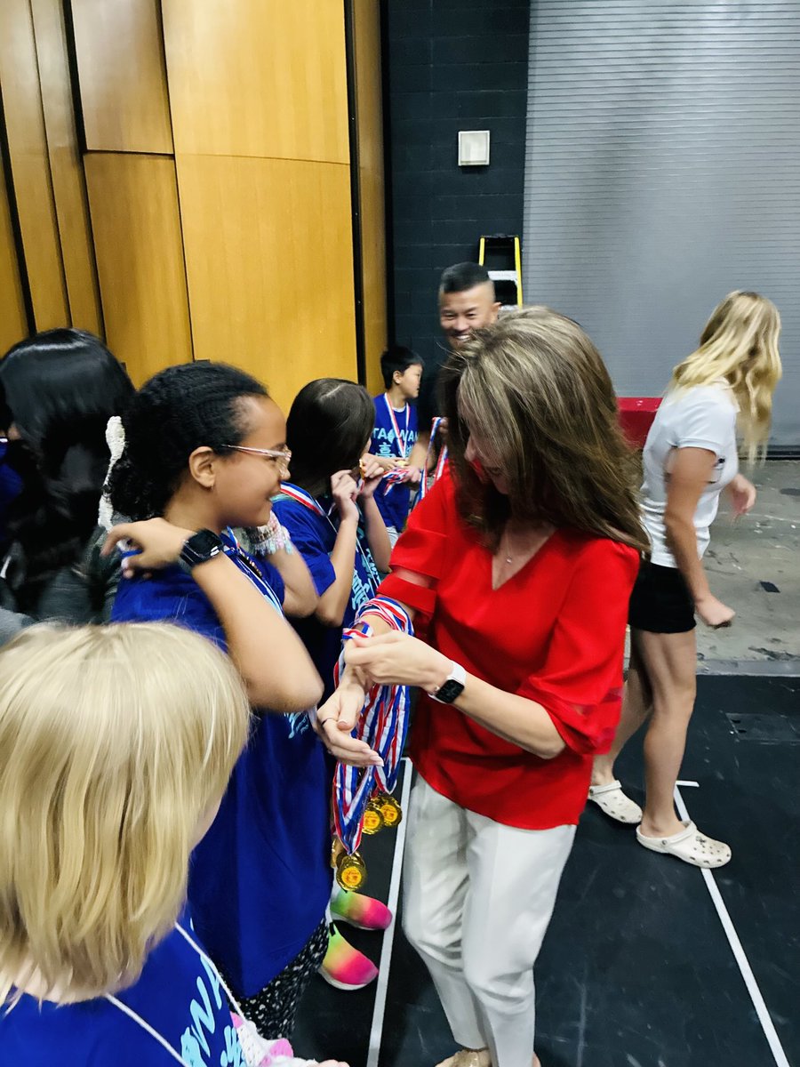 CWAnnOBrien's tweet photo. It’s graduation day for Taipei Chinese Culture Summer Camp! Thank you ⁦@DVUSD⁩ for supporting this educational activity and congratulations to the 300 graduating campers who wowed us with their dance, music and art! https://t.co/5jrRrEovPk