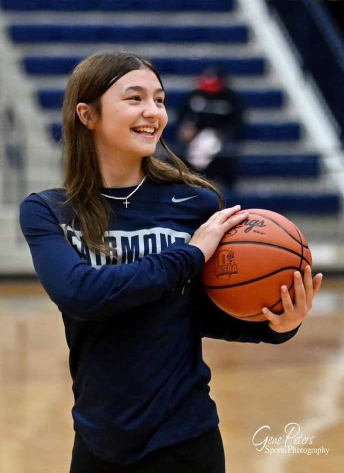 A triple double. Ambitious G 2030 Myleigh Jasinski (OH) goes to Kettering Middle School and makes plays for Ohio Premiere Basketball in her class as well as a grade up. She’s at her best when attacking the paint, passing the ball, or draining a free throw. MiddleSchoolElite.com
