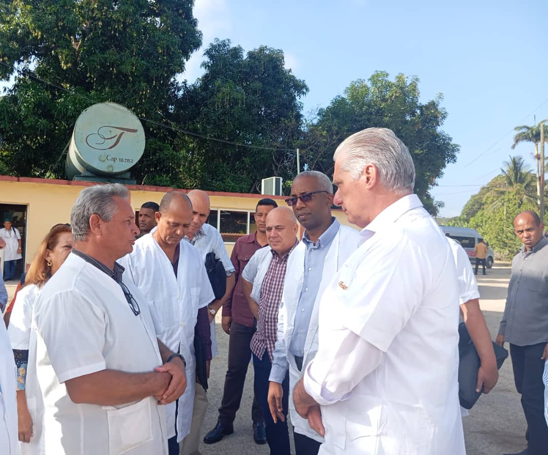 RamnMonte1's tweet image. Por las provincias orientales de Guántanamo, Santiago y Holguín continuaron los recorridos por varios municipios del 1er Secretario del @PartidoPCC @DiazCanelB y @DrRobertoMOjeda, visitando lugares de interés económico y social e intercambiando con el pueblo. #DePieYCombatiendo