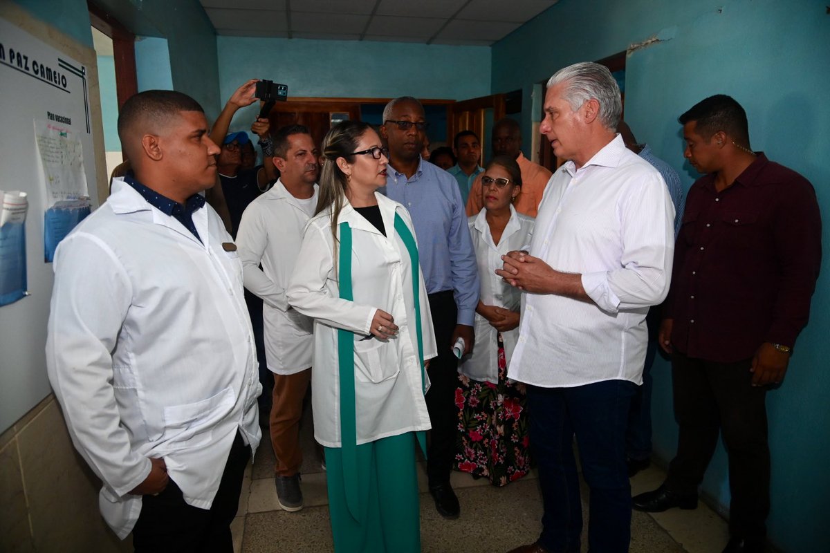 RamnMonte1's tweet image. Por las provincias orientales de Guántanamo, Santiago y Holguín continuaron los recorridos por varios municipios del 1er Secretario del @PartidoPCC @DiazCanelB y @DrRobertoMOjeda, visitando lugares de interés económico y social e intercambiando con el pueblo. #DePieYCombatiendo