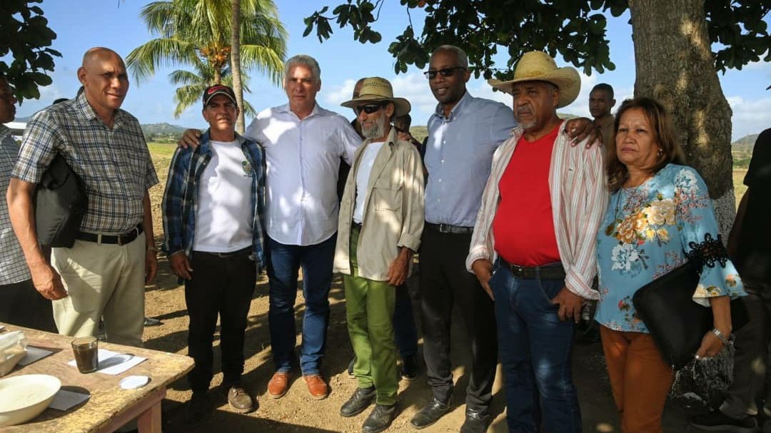 RamnMonte1's tweet image. Por las provincias orientales de Guántanamo, Santiago y Holguín continuaron los recorridos por varios municipios del 1er Secretario del @PartidoPCC @DiazCanelB y @DrRobertoMOjeda, visitando lugares de interés económico y social e intercambiando con el pueblo. #DePieYCombatiendo