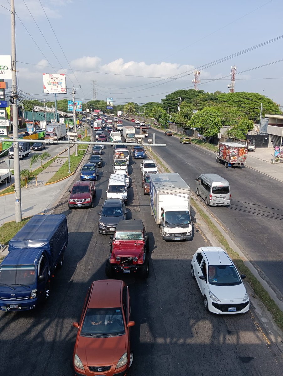 #TraficoSV | Se reporta tráfico pesado en la Carretera de Oro, con dirección hacia Apopa.
