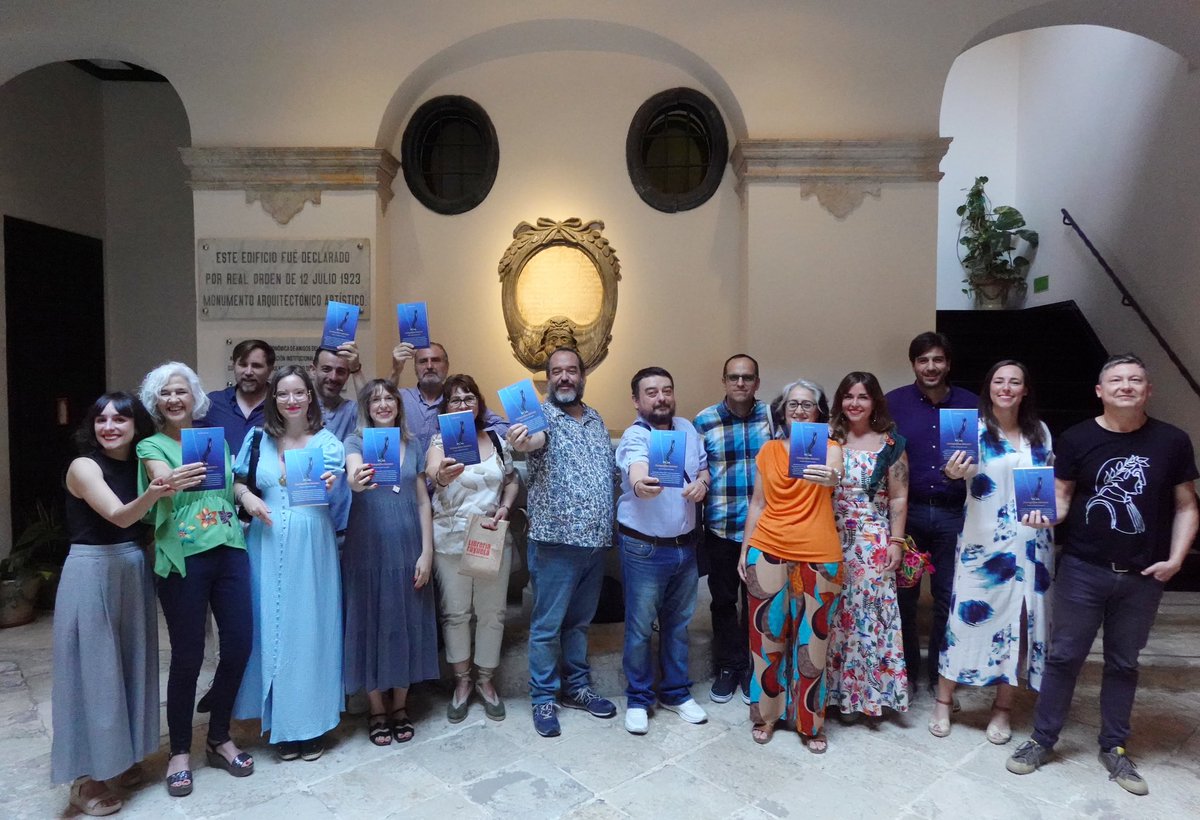 pbujalance's tweet photo. Gracias a todos los que habéis llenado la @SEAPMalaga en la presentación de ‘Cartografías latentes’ (@bulevarlibros). Ha sido un encuentro inolvidable para el @TallerMundos 
📸 Javier Albiñana / Irene Bujalance https://t.co/yUDzo8Wzso
