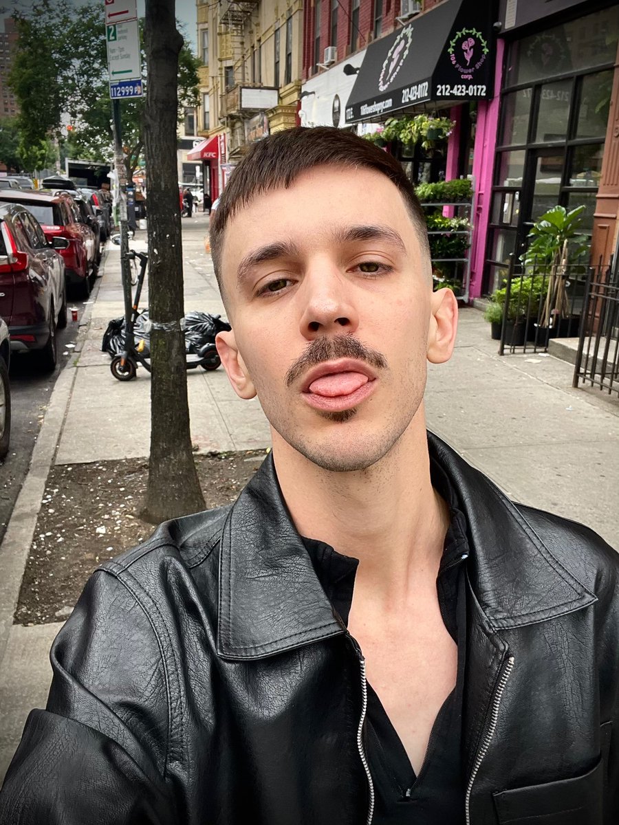 Fresh cut Friday ✂️ 💇‍♂️ 
Ready to whore 👏 

Have a sexy weekend, my babes 😘