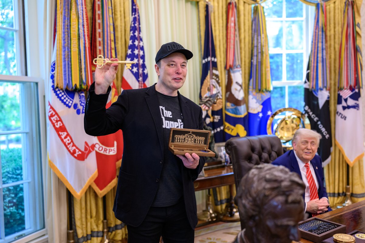 President Trump honors The Dogefather Elon Musk with a golden key to the White House in recognition of his extraordinary service to America. 🔑🇺🇸
