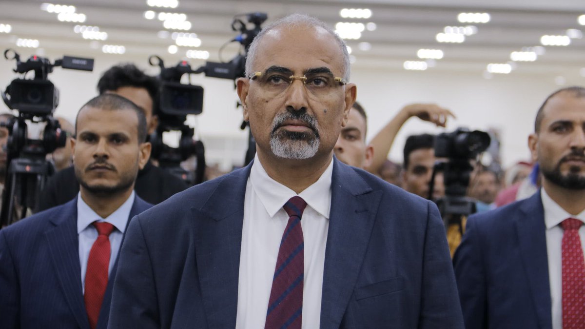 أحمد الشرع استلم البلد وفي البنك 250 مليون ليرة فقط، وبعد شهر:
7 مليار للكهرباء 🔌
3 مليار للنقل 🚉
2 مليار للبنية التحتية 🏗️

أما عيدروس من 2017 إلى اليوم:
لا كهرباء، لا نقل، لا دولة!
#الجيوب_غادم