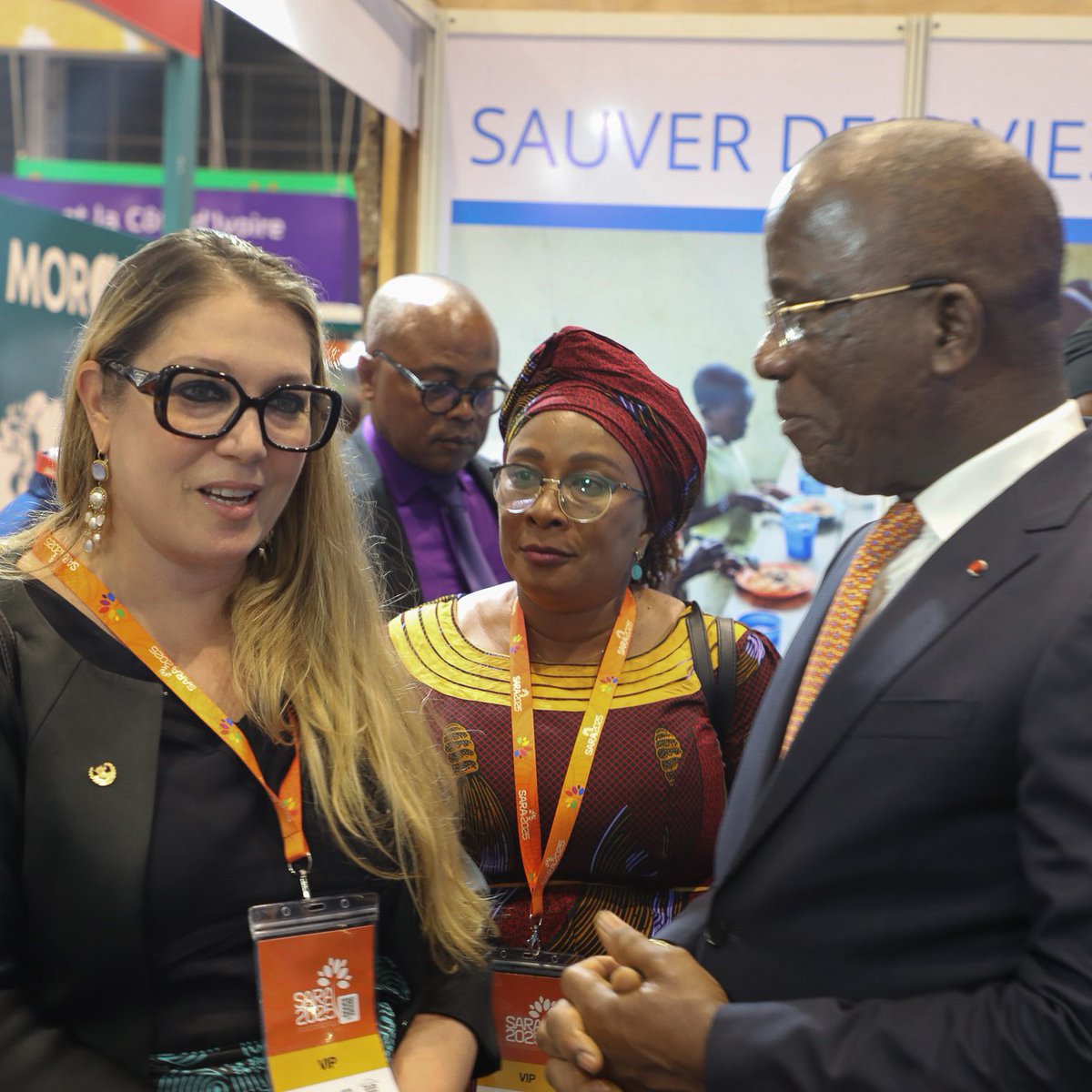 WFP_Cotedivoire's tweet image. 🌱 Journée de l’Environnement au #SARA2025
Le Ministre de l’Environnement 🇨🇮, @Askojacques, a visité le stand du PAM et salué les actions menées pour renforcer la résilience climatique, grâce à des solutions durables au service des communautés vulnérables. 🌍🤝