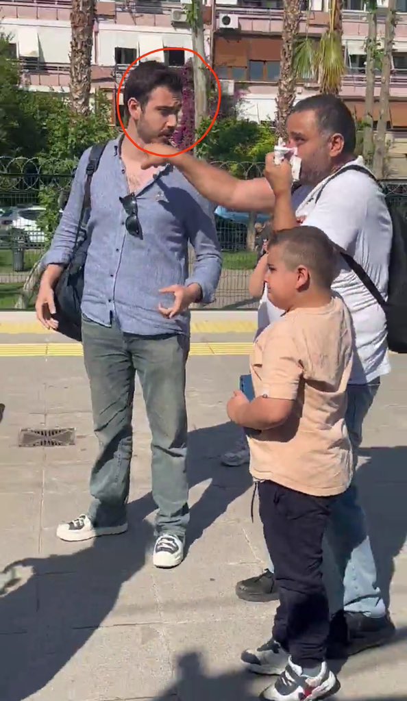 İki çocuğu yanında babaya saldıran ,bu soyu sopu belirsiz mavi gömlekli terliksi neden serbest?
<a href="/AliYerlikaya/">Ali Yerlikaya</a> <a href="/EmniyetGM/">Türk Polis Teşkilatı</a>