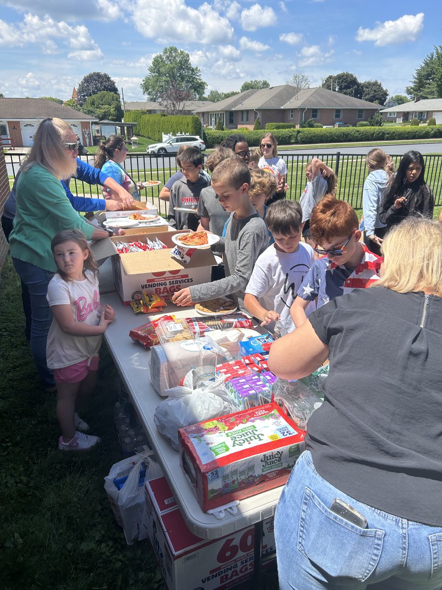 Pine St Elementary (@pinestreetelem) on Twitter photo 5th Grade pizza lunch and yearbook signing <a href="/PASD_Elem_PTO/">Palmyra Elementary PTO</a> <a href="/PalmyraSchools/">Palmyra Area SD</a> #BESTPTOEVER # 5th Grade pizza lunch and yearbook signing <a href="/PASD_Elem_PTO/">Palmyra Elementary PTO</a> <a href="/PalmyraSchools/">Palmyra Area SD</a> #BESTPTOEVER #