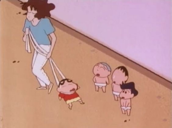 紐で引きづられるしんのすけ mtbrs.net/ps_retrocrashi…