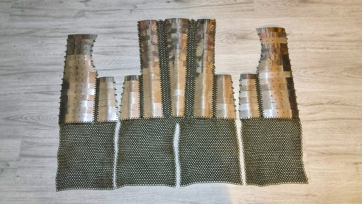 14. saatin sonunda bugünlük paydos. 

Hazırladığım Cevşen zırhta son durum görüldüğü gibi.  Plakaların hepsi bir araya getirildi, zırhın etek kısmı ilk haline göre biraz daha uzatıldı. Böylelikle üst bacağı da bir nebze olsun örtecek. 

Bundan sonra zırhın kolları örülecek,