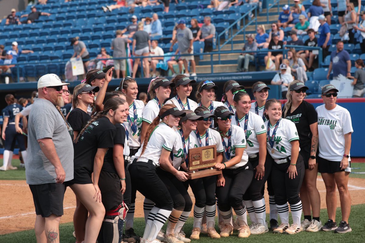 Derby rolls to an 8-2 win over Mill Valley in the 3rd place game for 6A state softball.

Both teams are young, with just 4 seniors for Derby and only 1 senior starting for Mill Valley. Wouldn’t be surprised to see them back here at state next year.

#KSHSAACovered x <a href="/CapFed/">Capitol Federal</a>