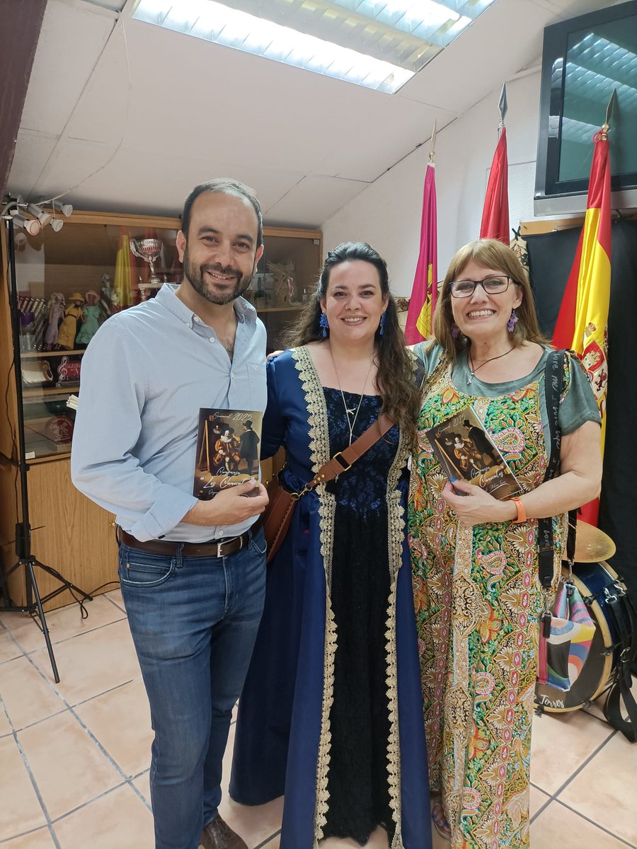 PSOEValdemoro's tweet photo. 🎉¡La Casa de Castilla-La Mancha  da inicio a su Semana Cultural por todo lo alto! 🎉

Una magnífica actuación de la comparsa " Los Caricatos",  un ambiente lleno de alegría y una gran muestra de hermandad entre vecinos y vecinas han marcado el comienzo de esta esperada semana.

Nuestro portavoz Vicente López-Peláez Roncero , junto a la concejala Alicia López Polo , no han querido faltar a esta cita tan especial, acompañando con cariño y cercanía a quienes mantienen vivas nuestras tradiciones y nos recuerdan el valor de nuestras raíces.

#CastillaLaManchaEnValdemoro #SemanaCultural