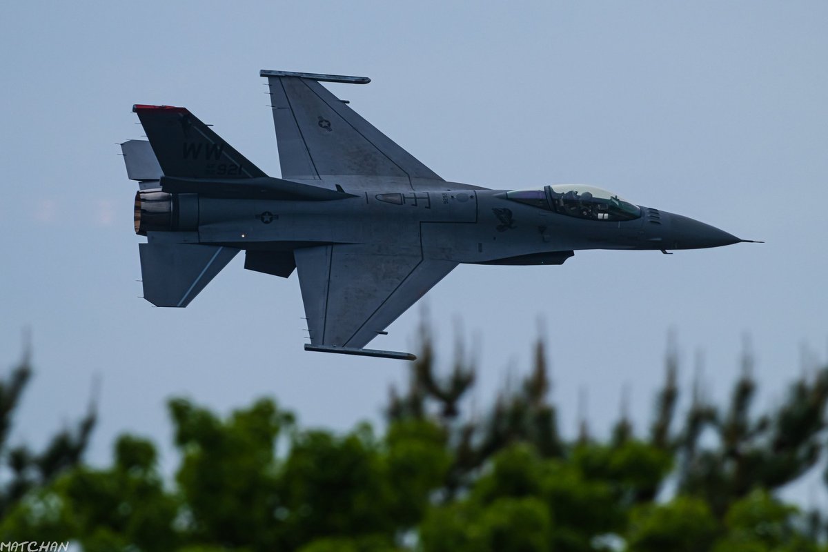 out_onespirit_1's tweet image. おはようございます😊
デモフライトのラスト飛行が来てしまいましたね😳23年3月にシリウスさんとバンタムさんとでフライトした日を思い出しながら見ていました😀
極低で上昇時に空気の破裂音まで出る本気のフライトでした✨最高のデモフライトでした🤗
#三沢基地
#PACAFViperDEMO
#WildWeaselDemo