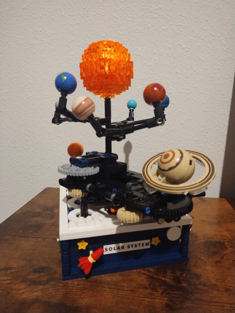 YeidyGalaxy's tweet image. I&apos;ll spend some of my free time building Legos, It actually gives me peace of mind and helps me concentrate too like drawing. And of course, is fun! ☺️ 

This is gonna be one of the first sets I built this year, can&apos;t wait to build more. 

#lego #build #freetime #space #astronomy