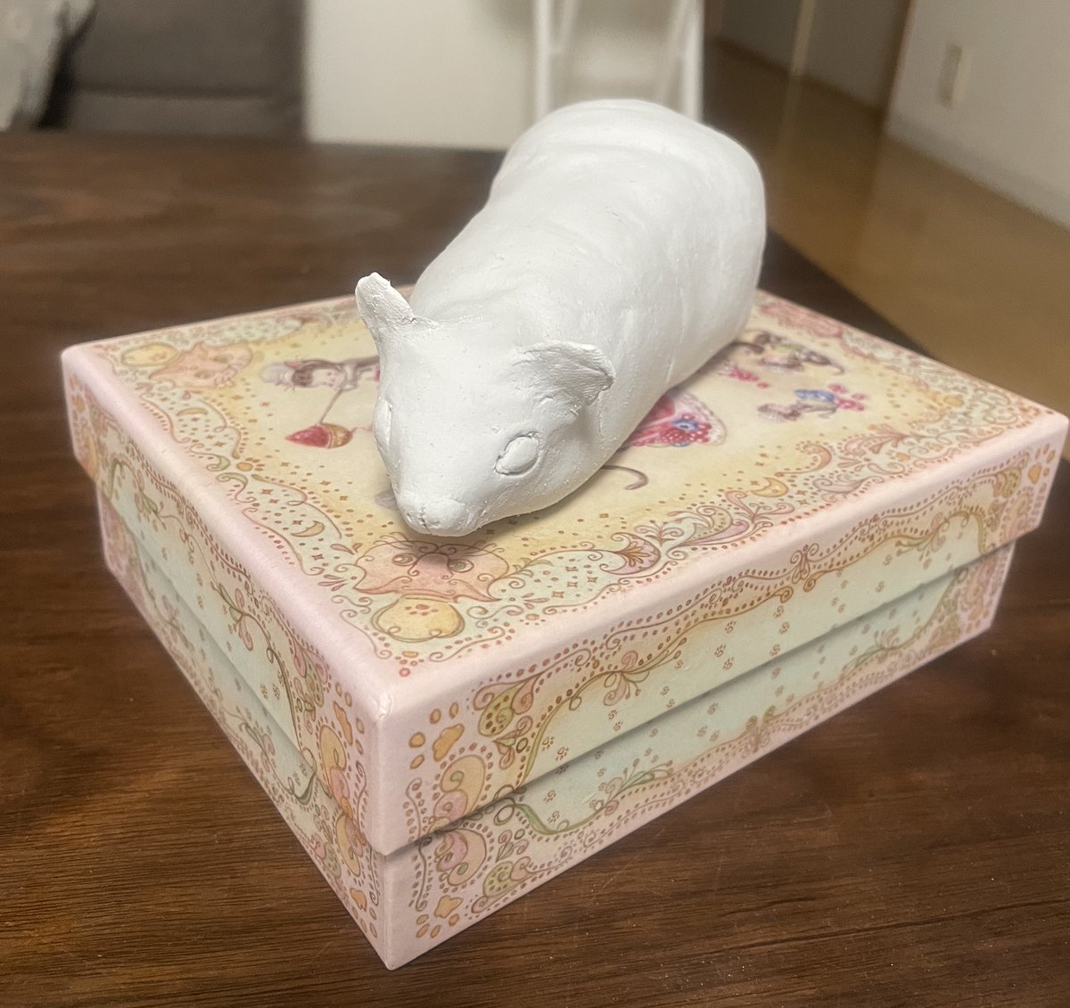 wakamoa1's tweet photo. おはようございます☁️

今朝はミチルとお別れの日です。昨日娘が頑張って作った紙粘土のミチル、お迎えが来るまで棺を守ってくれています。

#ハムスター
#ハムスターのいる生活
#ハムスターのいる暮らし https://t.co/wmSnSsE2cr