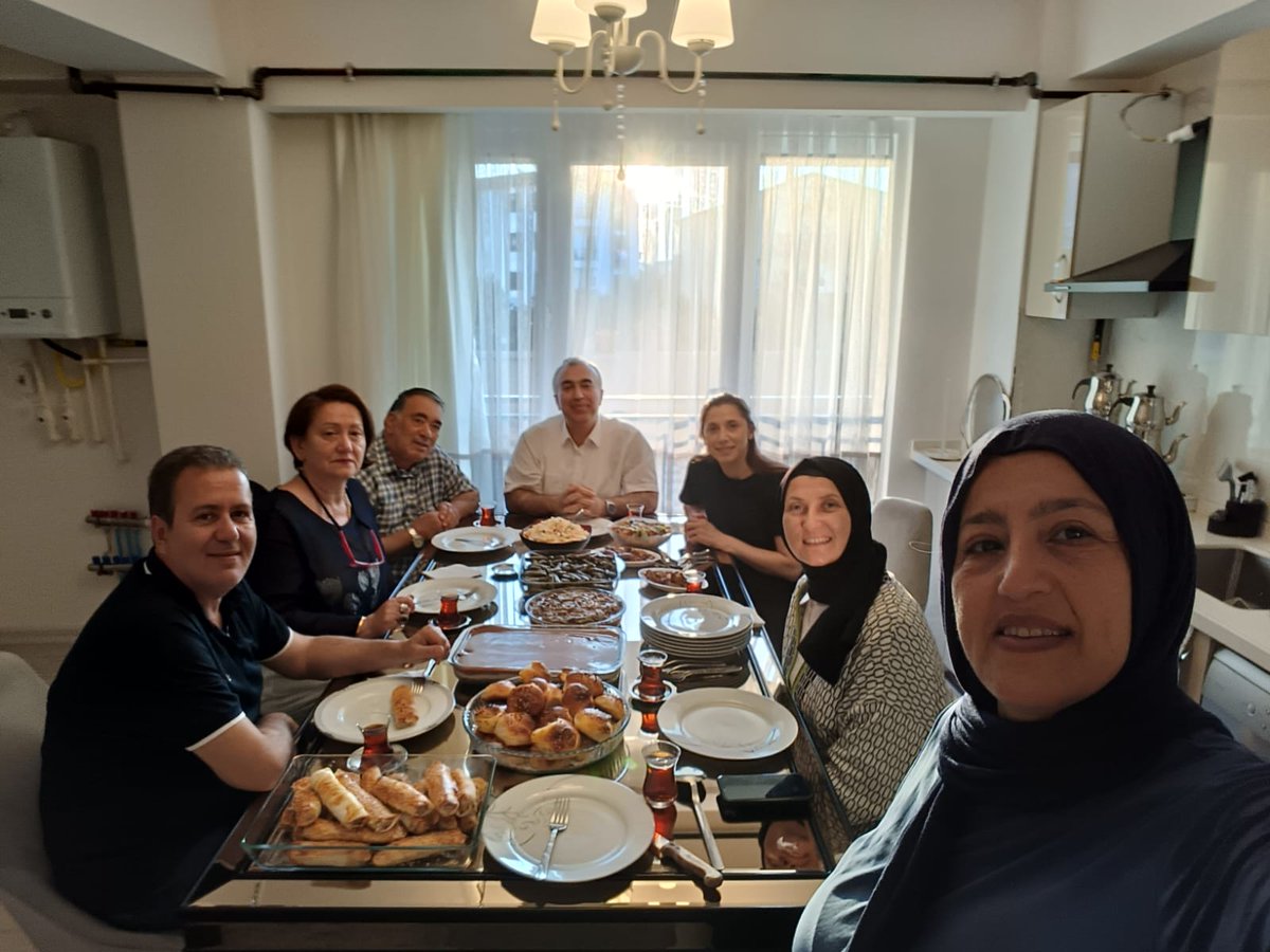 Giresunlu Hekimler ve Sağlık Çalışanları Derneği,
2025 Mayıs Ayı Buluşmamızı Dudullu'da kıymetli üyemiz Kadriye Kadakal'ın misafirperverliginde yaptık. Kendisine çok teşekkür ederiz. 
Allah birlik beraberliğimizi muhabbetimizi daim etsin.