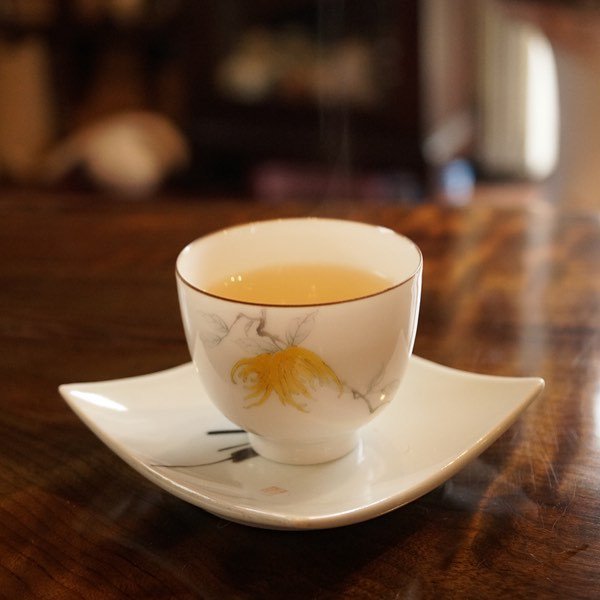 The key benefits and functions of drinking whole leaf tea:

Rich Antioxidant Intake
• Oolong and black teas used in gongfu brewing are packed with polyphenols (e.g., catechins, theaflavins) that help fight oxidative stress and support your immune system.