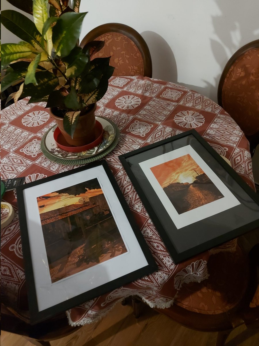 Finalmente comprei moldura pra por os quadros da <a href="/tx_hash/">hash 🪞</a> mas agora não consigo decidir onde colocar. Vou ver se minhas amigas me ajudam a escolher.