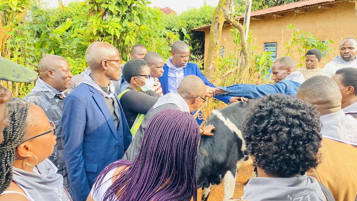 Gihundwe District Hospital (@gihundweh) on Twitter photo Uyu munsi, ubuyobozi bw’ibitaro bya Gihundwe biherereye mu karere <a href="/RusiziDistrict/">Rusizi District</a> bwifatanije n'abaturage kwibuka ku nshuro ya 31 abatutsi bishwe muri Jenoside yakorewe Abatutsi 1994, aho banaremeye Inka uwarokotse Genocide mu rwego rwo kwibuka twiyubaka.
#Kwibuka31 Uyu munsi, ubuyobozi bw’ibitaro bya Gihundwe biherereye mu karere <a href="/RusiziDistrict/">Rusizi District</a> bwifatanije n'abaturage kwibuka ku nshuro ya 31 abatutsi bishwe muri Jenoside yakorewe Abatutsi 1994, aho banaremeye Inka uwarokotse Genocide mu rwego rwo kwibuka twiyubaka.
#Kwibuka31