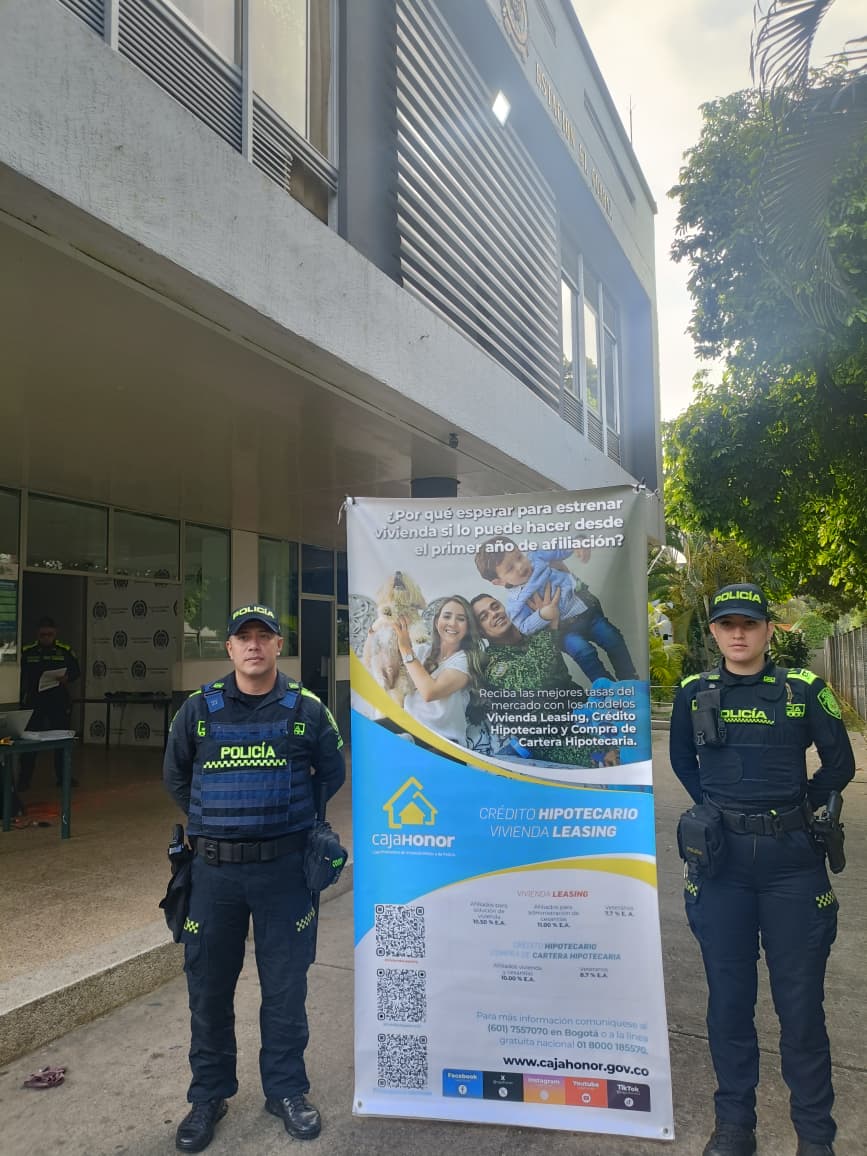 #CajaHonorMásCerca 🚌📷📷El Punto de Atención Cali estuvo en la  Estación de Policía de El Guabal.
Para conocer el cronograma completo ingrese aquí cajahonor.gov.co/AtencioAfiliad…