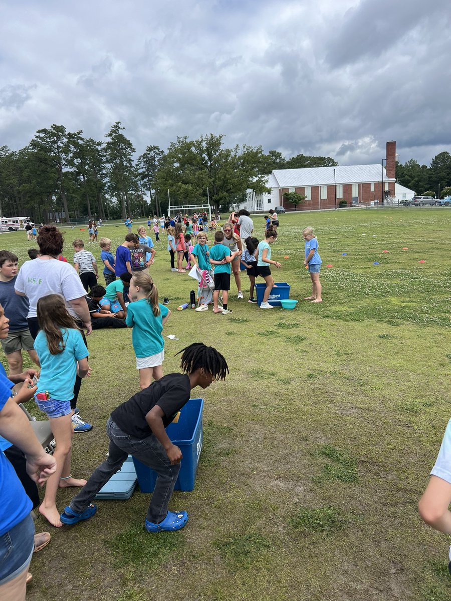 This time of the is so busy, yet so fun! 

Started today with a little dance party, then <a href="/phs_patriot/">Pender High School</a> graduation (<a href="/njpaquette11/">Nick Paquette</a> killed it!), and finally field day at <a href="/ple_hornets/">Penderlea School</a> ! 

<a href="/penderschools/">Pender Schools</a> <a href="/bradbreedlove90/">Brad Breedlove</a>
#PenderleaIsThePlaceToBe #OnePender #WestsideRising