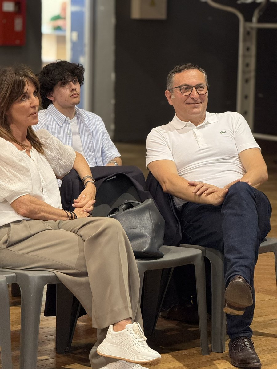 Ce soir <a href="/christophe_p/">Paul CHRISTOPHE</a> était à Toulouse.

Une discussion à cœur ouvert sur les réformes, l’équilibre institutionnel, le devoir de clarté.

Merci à <a href="/jfportarrieu/">Jean-François Portarrieu</a> et <a href="/p_medevielle/">Pierre Medevielle</a> pour l’organisation 🌊